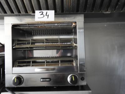 une photo d'un four grille-pain dans une cuisine professionnelle