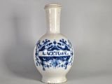 un vase bleu et blanc posé sur une table