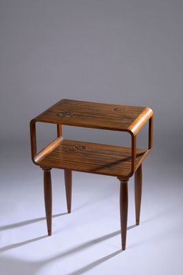 une image représentant une petite table en bois avec deux tiroirs