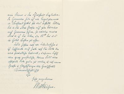 un livre ouvert, sur lequel repose une lettre manuscrite, posé sur une table