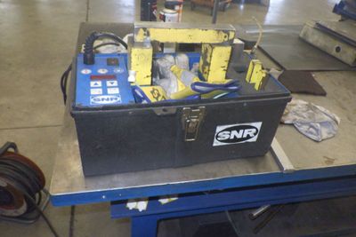 une boîte à outils contenant tout un tas d'outils