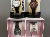 trois montres sont exposées dans une vitrine posée sur une surface grise