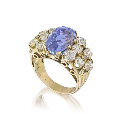 une bague en or blanc et beige avec un beige beige beige beige beige beige beige beige beige beige beige beige
