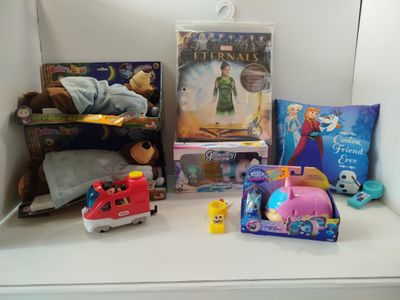 beaucoup de jouets sur une étagère dans une pièce