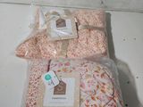 plusieurs morceaux de tissu rose et orange emballés dans des sacs en plastique