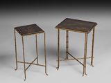 une paire de tables d'appoint en laiton et en bois