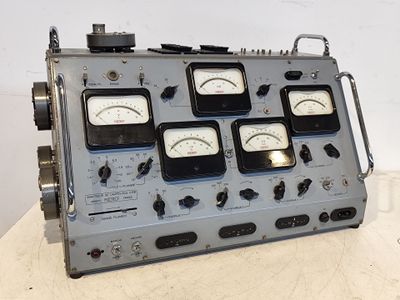 un gros plan d'une radio sur laquelle figurent quatre jauges différentes