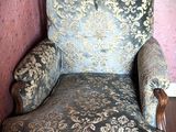 une chaise qui se trouve dans le coin d'une pièce