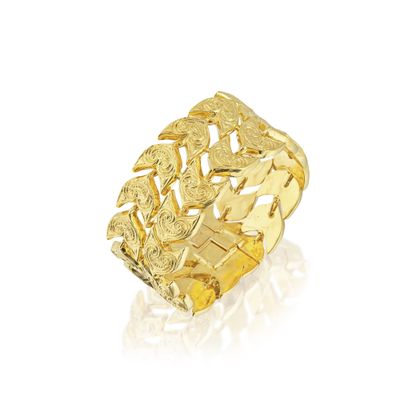 gros plan d'une bague en or sur fond blanc