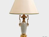 une lampe posée sur une table et munie d'un abat-jour