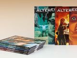 deux livres sont empilés sur une table