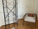 une chaise dans un coin de la pièce, près d'une bibliothèque