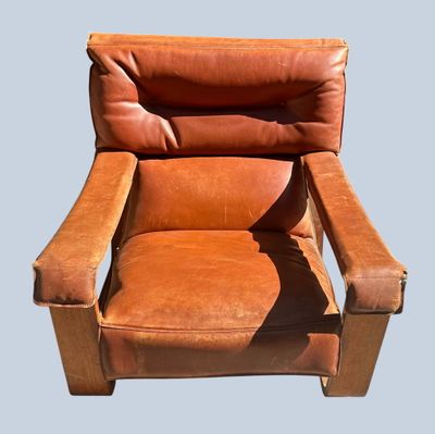 a brown recliner chair with a brown leather seat