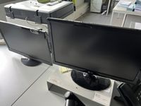 un ordinateur portable DELL avec deux écrans annexes sur bra… (photo 5)
