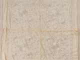 un vieux mouchoir blanc orné d'un motif floral
