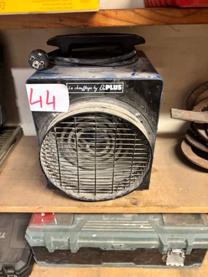 un petit ventilateur posé sur une étagère, à côté d'autres objets