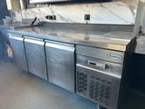 un grand plan de travail en inox sur lequel est posé un micro-ondes