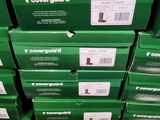 une pile de cartons sur lesquels sont posées des chaussures