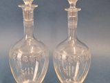 une paire de carafes en verre transparent sur fond bleu