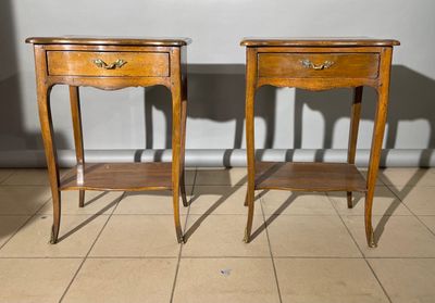 deux tables en bois avec des tiroirs de chaque côté