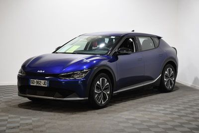 une Toyota C-HR bleue garée dans une pièce au sol à carreaux