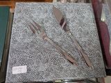 deux fourchettes et un couteau posés sur une assiette, sur une table