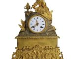 une horloge en or posée sur une table
