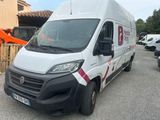 une camionnette blanche garée dans un parking