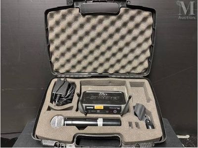 un étui contenant un microphone, un autre microphone et d'autres objets