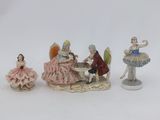 quatre figurines représentant des personnes assises autour d'une table