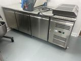une cuisine équipée d'un réfrigérateur en inox et d'un mixeur posé sur le plan de travail