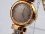 Image d'une montre-bracelet de femme ornée de diamants