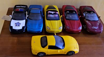 plusieurs petites voitures sont alignées sur une table