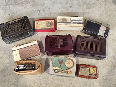 beaucoup de vieilles radios qui traînent par terre