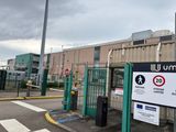 une enseigne sur le côté d'un immeuble sur laquelle on peut lire « illumi »