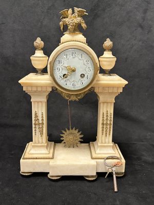 une horloge posée sur une table