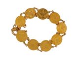 gros plan d'un bracelet en or sur fond blanc