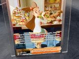 une boîte sur laquelle figure l'image d'une femme dans une cuisine
