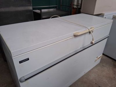 Trois congélateurs coffre dont un de marque FRIGELUX avec va…