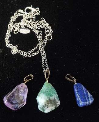 3 pendentifs pierre, joint une chaine