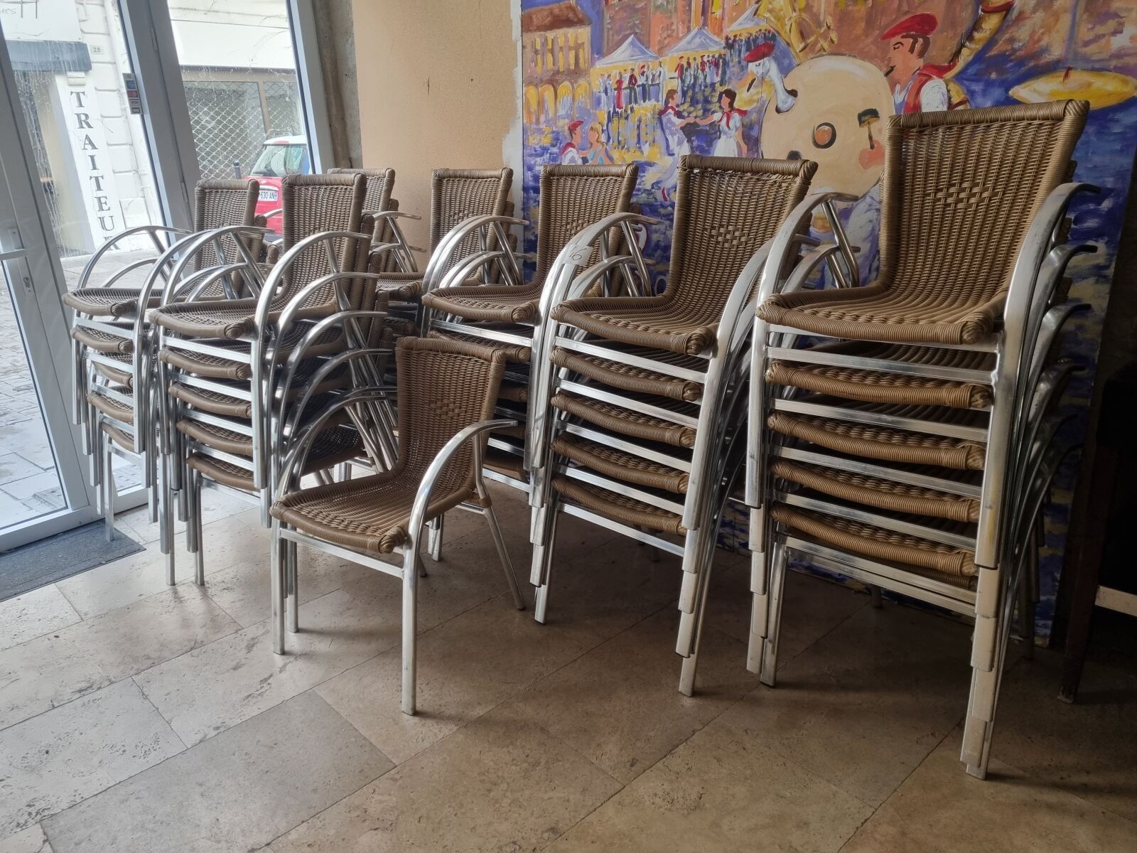 36 fauteuils pieds en métal chromé et assise PVC tressé