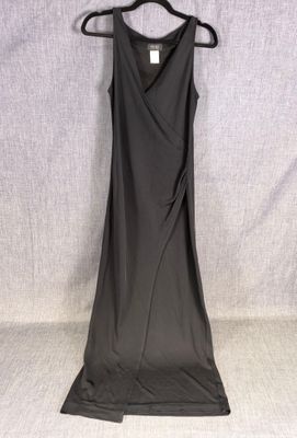une robe noire suspendue à un cintre sur fond blanc