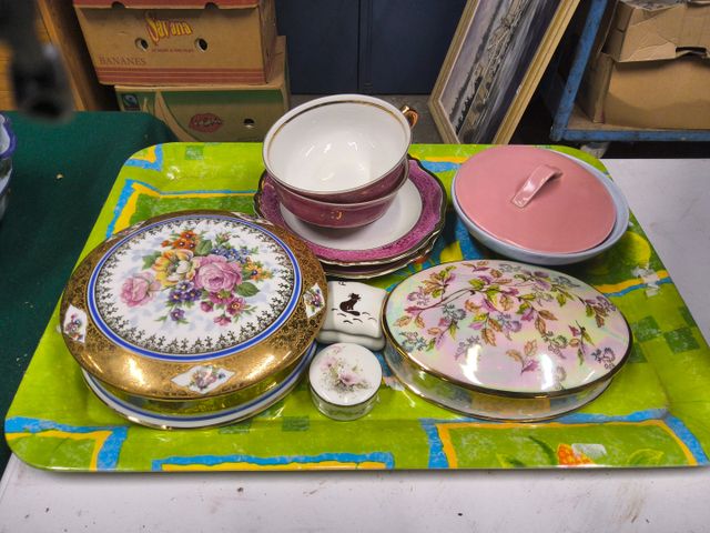 Porcelaine de Limoges, deux bonbonnières, deux déjeuner, deux boî...