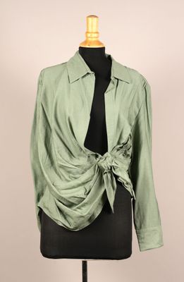 une chemise verte avec une cravate sur un mannequin, un mannequin, un mannequin, un mannequin, un mannequin, un mannequin, un mannequin, un mannequin