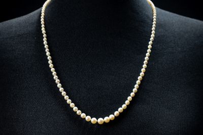 un collier de perles sur un mannequin, un mannequin, un mannequin, un mannequin, un mannequin, un mannequin, un mannequin, un mannequin, un mannequin