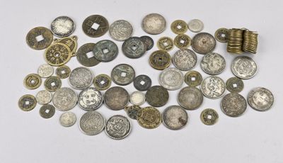 gros plan d'une pile de pièces de monnaie sur une surface blanche