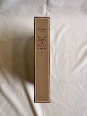 une boîte posée sur un lit recouvert d'un drap blanc