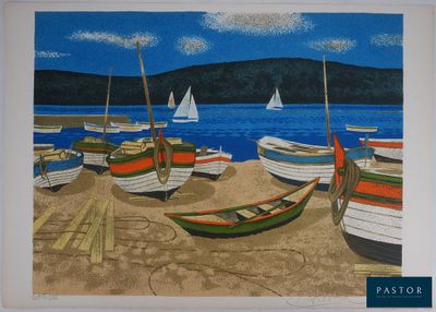tableau représentant des bateaux sur une plage, avec un ciel bleu et des montagnes en arrière-plan