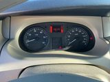 un gros plan du tableau de bord d'une voiture, avec un compteur de vitesse et des jauges