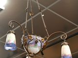 un lustre suspendu au plafond d'un magasin